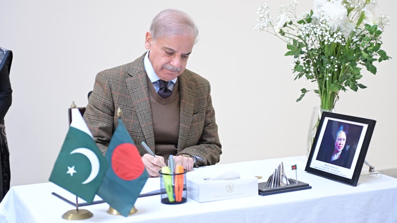 হাইকমিশনে গিয়ে খালেদা জিয়ার প্রতি পাকিস্তানের প্রধানমন্ত্রীর শ্রদ্ধা নিবেদন